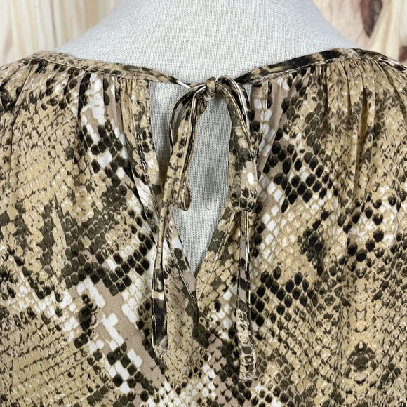 H&M Women’s Popover Snakeskin Print Blouse Top Size 4 Brown Tan EUC - Picture 4 of 12